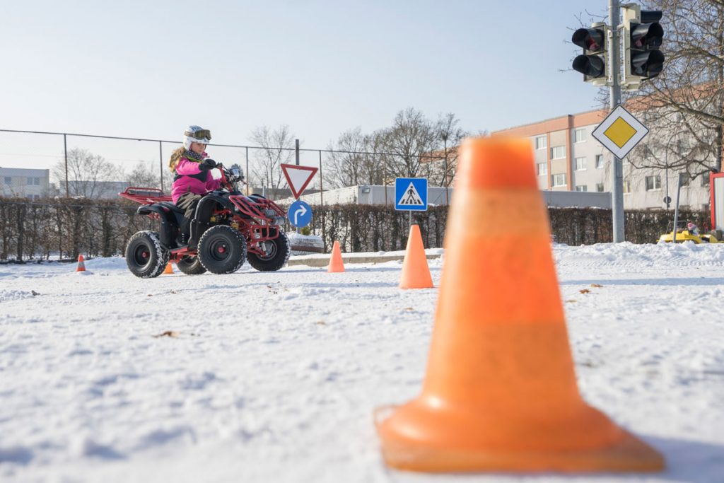 Kind auf Kinderquad im Schnee