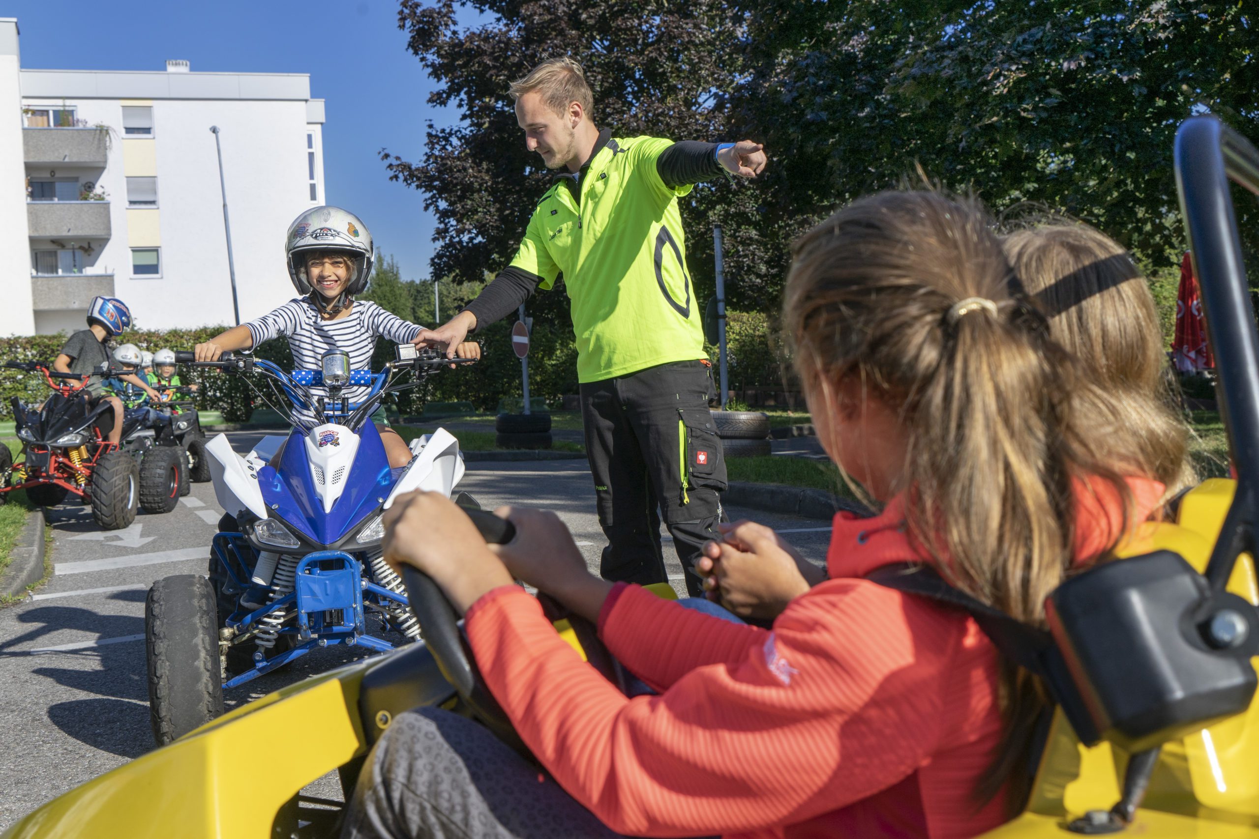 Quad und Kinderauto mit Verkehrshelfer