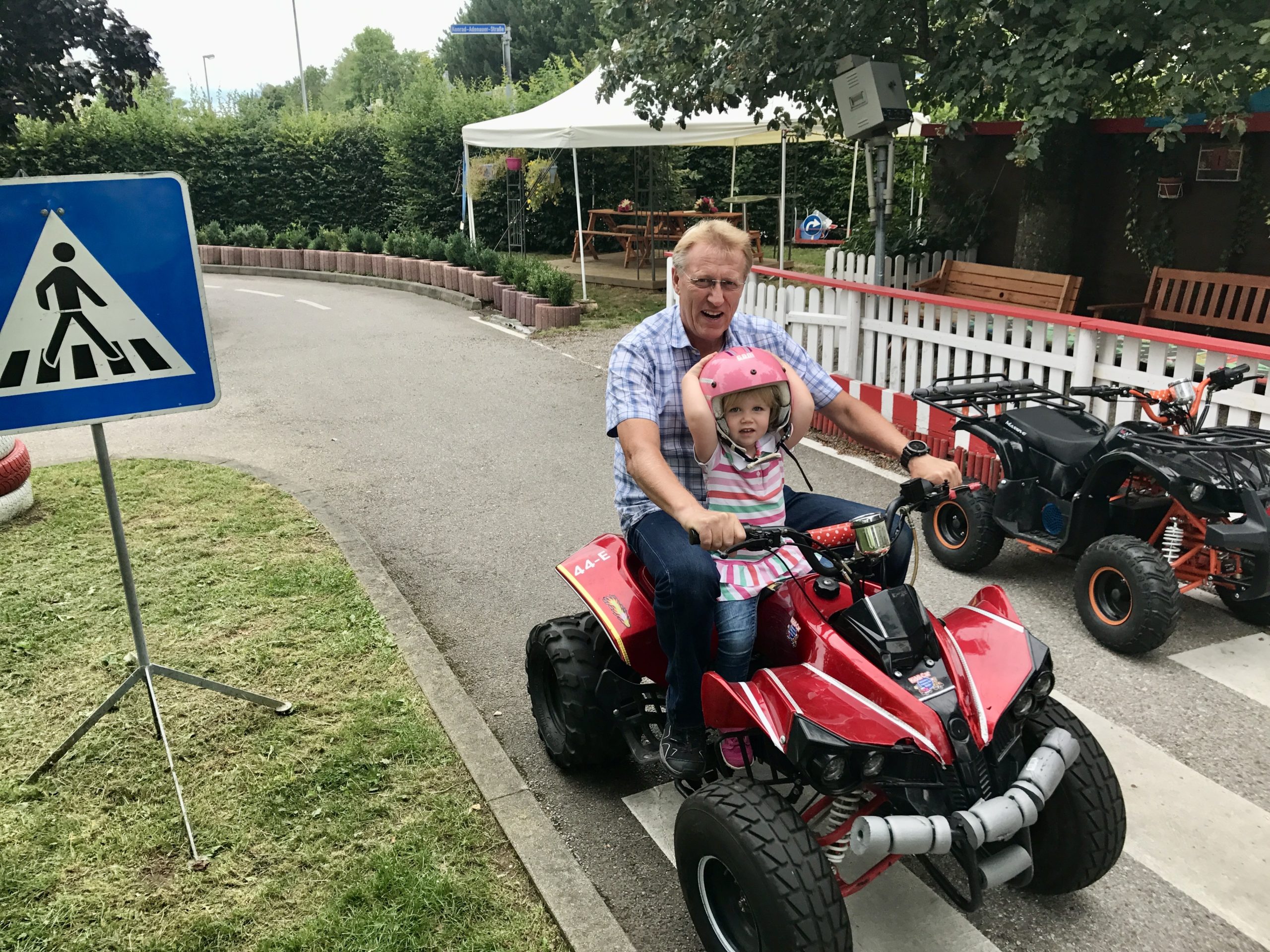 Kiddi-Car Quadfahren Opa und Enkelin auf Quad bei Kiddi Car scaled