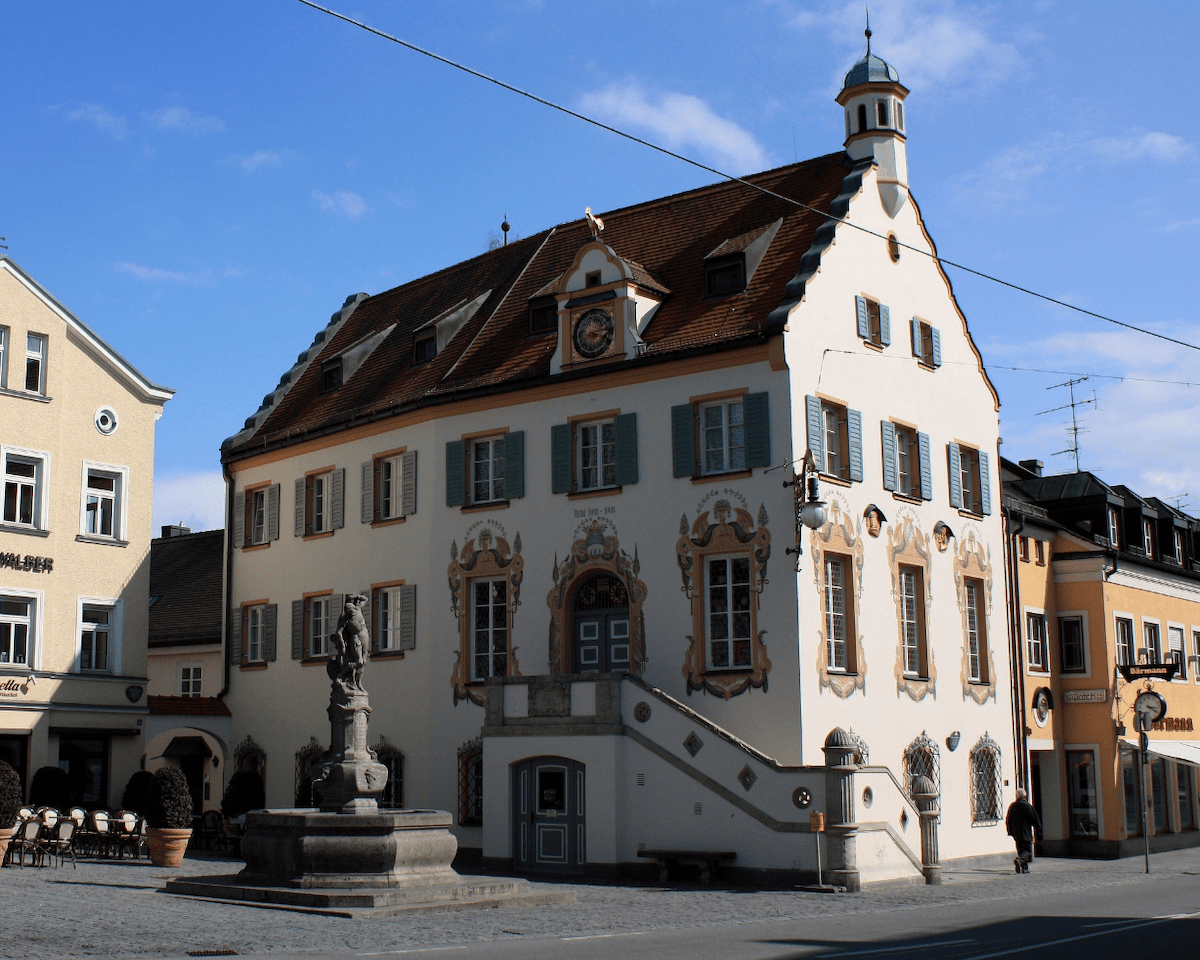 Standesamt Fürstenfeldbruck mit blauem Himmel