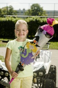 Kind mit Schultüte vor Kinderquad in Bayern