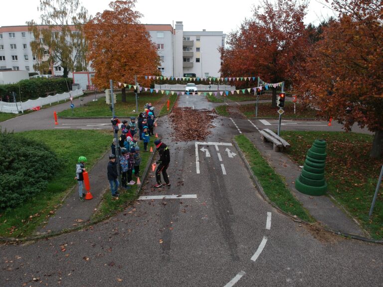 Kiddi-Car Quadfahren Kinder an Strassenrand