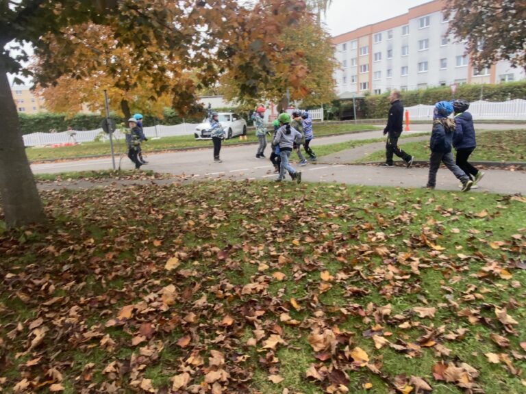 Kiddi-Car Quadfahren Kinder im Herbstlaub