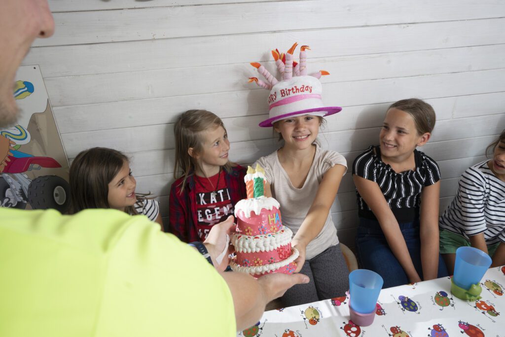 Geburtstagskind mit Torte