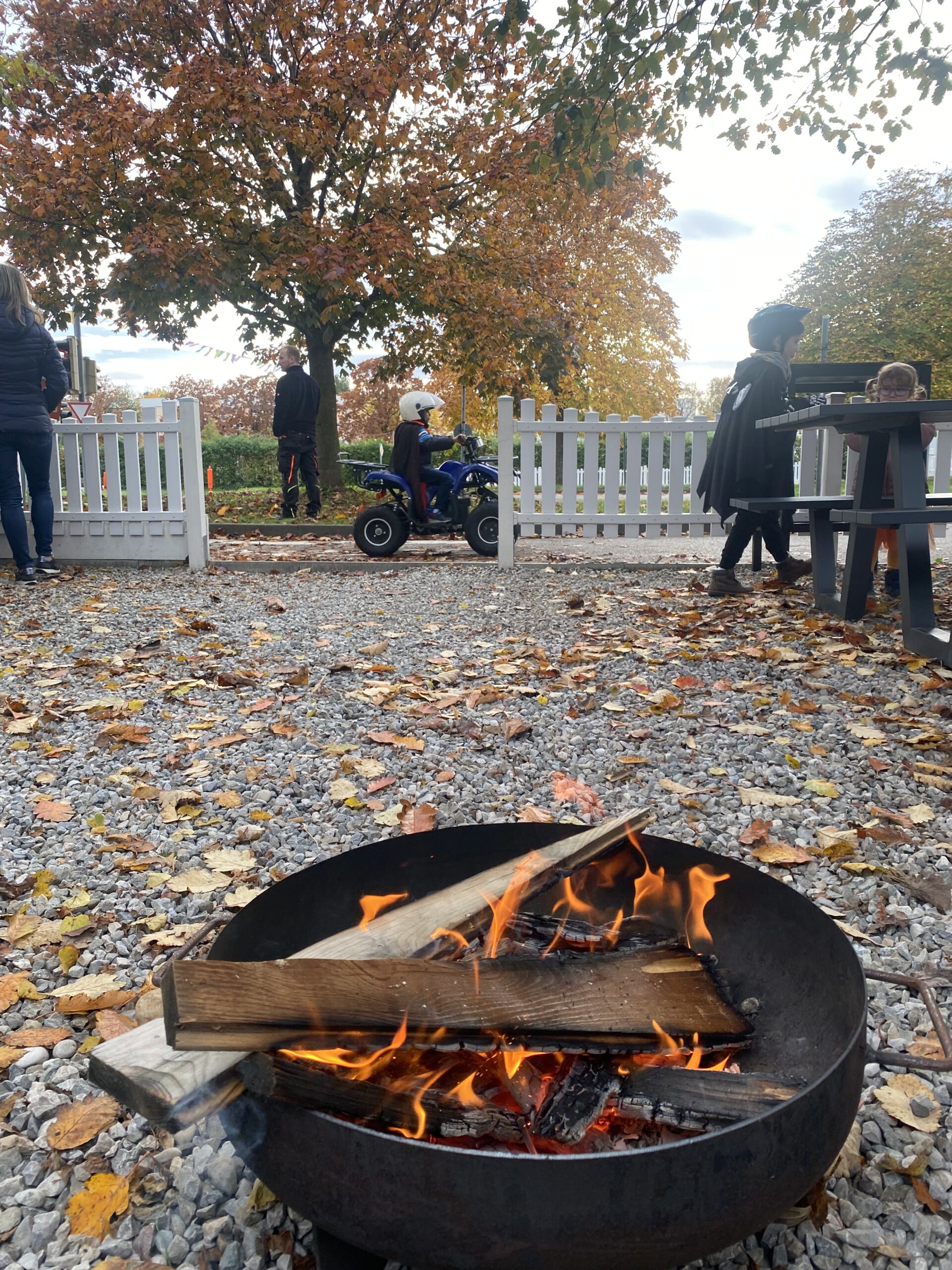 Lagerfeuer in Feuerschale bei Halloween in Fürstenfeldbruck