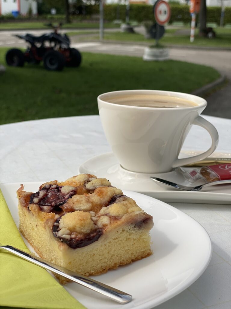 Kaffee und Kuchen am Oma und Opa Tag bei Kiddi-Car